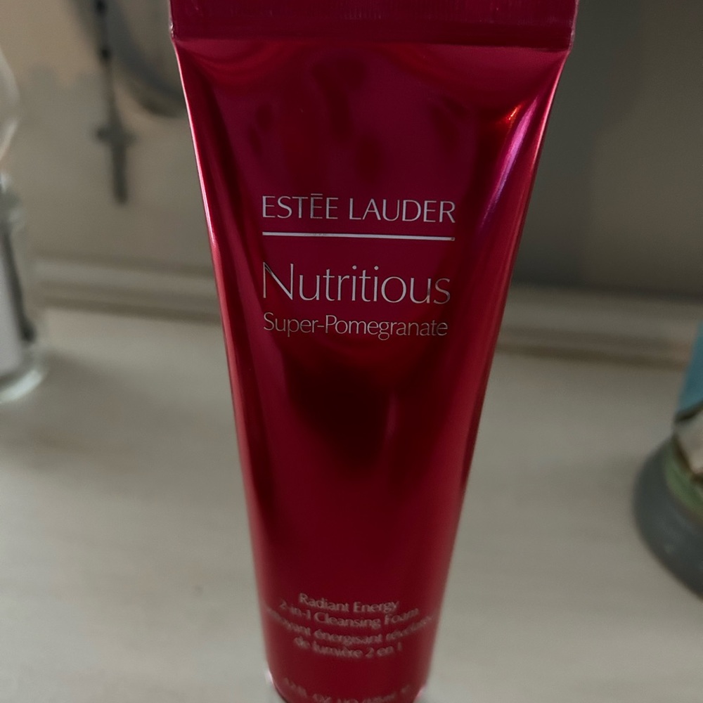 Estée Lauder Nutrious facial cleanser